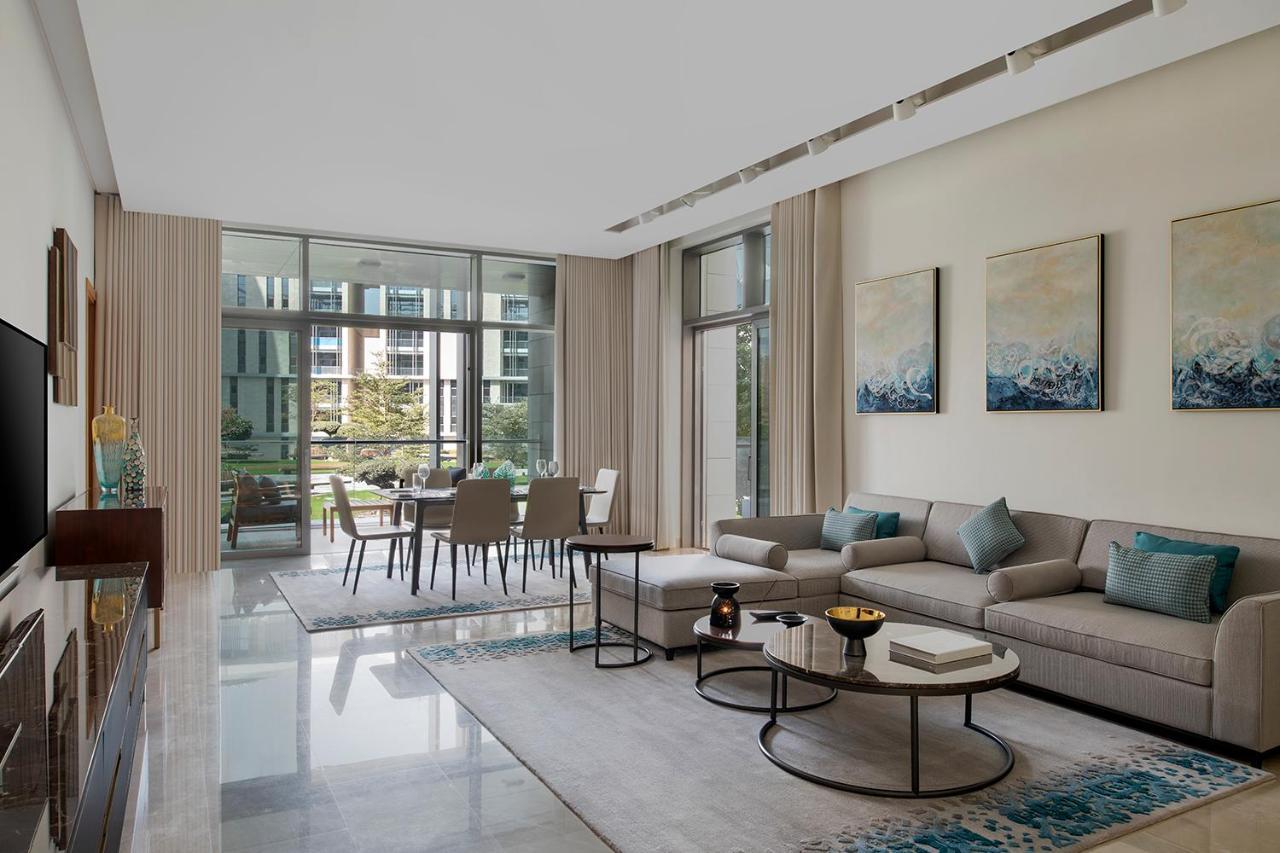 Banyan Tree Doha At La Cigale Mushaireb Zewnętrze zdjęcie A living room at the Ritz-Carlton, DIFC