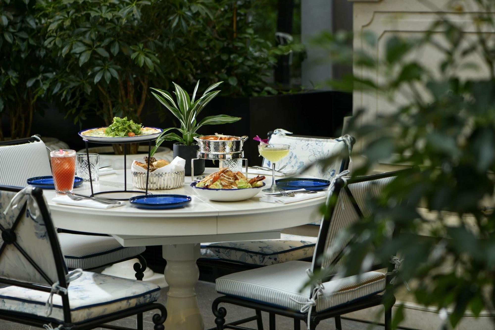 Banyan Tree Doha At La Cigale Mushaireb Zewnętrze zdjęcie A table set for afternoon tea at the Mandarin Oriental, Paris